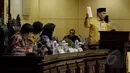 Ketua BPK RI, Harry Azhar Azis (kanan) menunjukan buku laporan hasil pemeriksaan BPK saat Rapat Paripurna, Jakarta, Rabu (8/4/2015). Rapat paripurna berisi ikhtisar hasil pemeriksaan BPK RI semester II tahun 2014. (Liputan6.com/Andrian M Tunay)