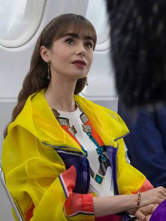 Ini adalah penampilan Lily Collins di Emily in Paris season 3. Ia mengenakan jacket Tod dan dress dari Mary Katrantzou. Foto: Netflix.