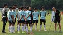 Para pemain Timnas Indonesia U-16 mendapat pengarahan dari pelatih Nova Arianto sebelum laga uji coba menghadapi SSB Terang Bangsa di Lapangan Yogyakarta International School (YIS), Jumat (31/5/2024). (Bola.com/Radifa Arsa)