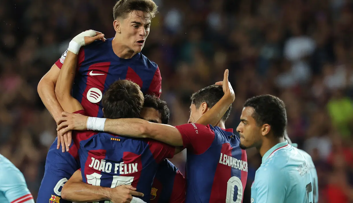 Joao Felix menjadi bintang kemenangan Barcelona dengan memborong dua gol. (LLUIS GENE / AFP)