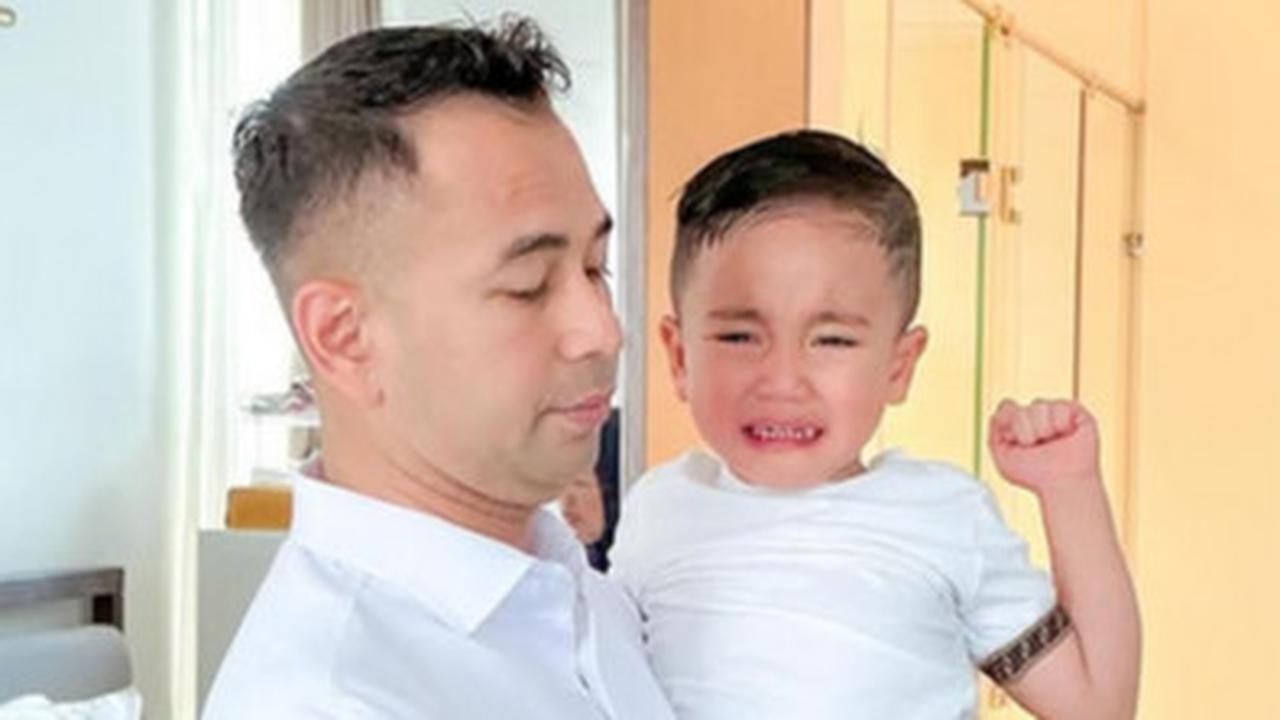 Potret Rayyanza Cipung Nangis saat Digendong Raffi Ahmad Malah Disebut Menggemaskan, Netizen 'Dia Masih Bayi Guys