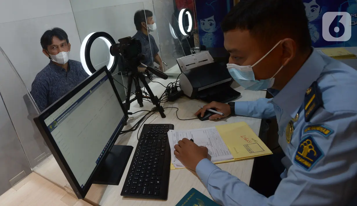 Warga membuat paspor di PGC, Jakarta, Jumat (1/4/2022). Gerai pelayanan paspor imigrasi yang ada di Mal dan Pusat Grosir Cililitan untuk meningkatkan pelayanan publik agar tidak mengantre berjam-jam untuk membuat paspor baru dan memperpanjang masa aktif paspor. (merdeka.com/Imam Buhori)