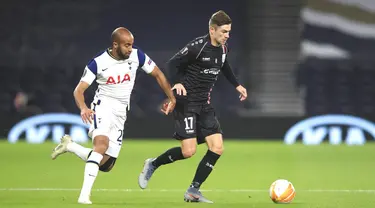 Pemain Tottenham Hotspur Lucas Moura (kiri) berebut bola dengan pemain LASK Andreas Gruber pada pertandingan Grup J Liga Europa di London, Inggris, Kamis (22/10/2020). Tottenham Hotspur menang 3-0. (Adam Davy/Pool via AP)