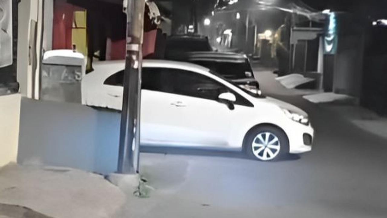 Pemiliknya kapok karena terpaksa roda mobil dibuat kempis