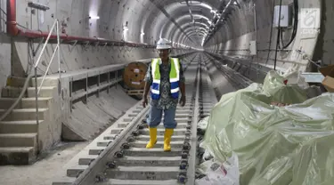 Menteri Koordinator Bidang Perekonomian Darmin Nasution memantau pembangunan proyek MRT Jakarta fase I di Senayan, Jakarta, Senin (11/6). Usai berkunjung ke stasiun bawah tanah MRT, Darmin mengungkapkan kekagumannya. (Liputan6.com/Angga Yuniar)