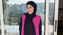 <p>Sepulang ibadah Haji, Nisya Ahmad tampil memukau dengan gaya hijabnya. Ia mengenakan kerudung hitam bergaya pashmina yang terlihat begitu kontras dengan gaya blouse fuschia. [Foto: Instagram/ Nisya Ahmad]</p>