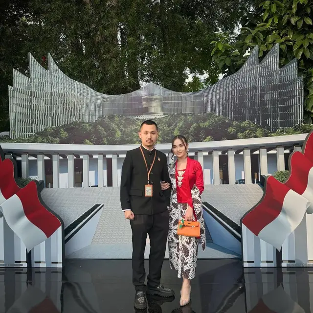 Elina Joerg dan Gusti Ega (https://www.instagram.com/p/C-wo2xUJOYs/?img_index=2)