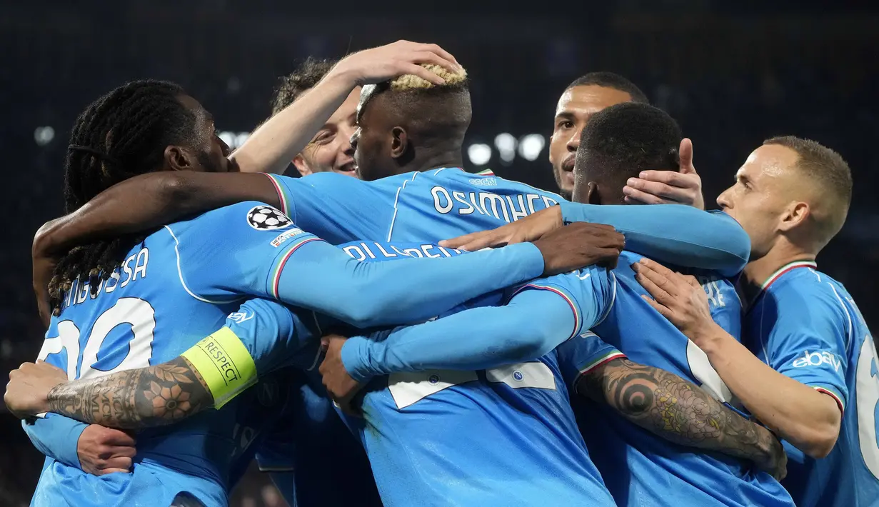 Pemain Napoli, Victor Osimhen mencetak gol penyeimbang 1-1 ke gawang Barcelona pada laga leg pertama 16 besar Liga Champions 2023/2024 di Diego Armando Maradona stadium, Napoli, Italia, Kamis (22/02/2024) dini hari WIB. (AP Photo/Gregorio Borgia)