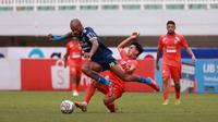 Pemain Persib Bandung, David da Silva (kiri) berusaha mengontrol bola dibayangi pemain Borneo FC, M Taufany Muslihuddin dalam pertandingan lanjutan BRI Liga 1 2022/2023 yang berlangsung di Stadion Pakansari, Bogor, Kamis (26/1/2023). (Bola.com/Ikhwan Yanuar)