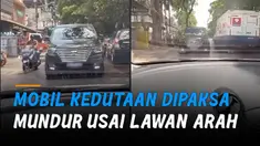 Sang perekam sukses memaksa mundur mobil tersebut hingga puluhan meter.
