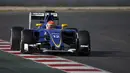 Pebalap Sauber,  Felipe Nasr memacu mobilnya dengan kecepatan 1m26.392s pada sesi test pramusim F1 hari ke-3 di Sirkuit Catalunya, Barcelona, Rabu (24/2/2016) WIB.  (REUTERS/Sergio Perez)