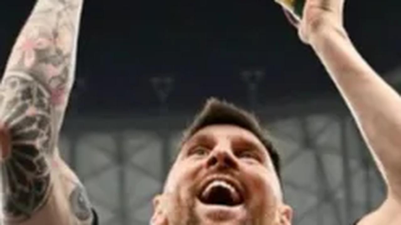 Penerus Maradona adalah Messi. Di Piala Dunia Qatar 2022, Argentina merebut trofi Piala Dunia FIFa kali ketiga. Mengalahkan Prancis dalam final paling menegangkan, plus drama adu pinalti.