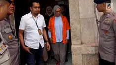 Tersangka Ratna Sarumpaet digiring petugas keluar ruang tahanan di Polda Metro Jaya, Jakarta, Rabu (10/10). Tersangka penyebar berita bohong atau hoax itu keluar tahanan untuk periksa kesehatan di Biddokkes. (Liputan6.com/Johan Tallo)