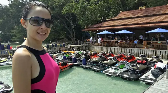 Putri Patricia usai mengendarai jetski ke Pulau Sepa, Kepulauan Seribu