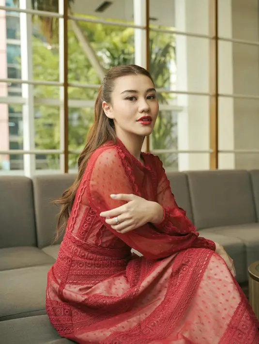 Penampilan sederhana namun menyala ala Aaliyah Massaid pakai dress warna merah. Sheer dress lengan panjang ini memiliki detail border super cantik. Aaliyah tak menambahkan aksesori apapun, ia hanya menata rambutnya dengan gaya half-ponytail dan pulasan lipstik merah. [Foto: Instagram/Aaliyah.massaid]