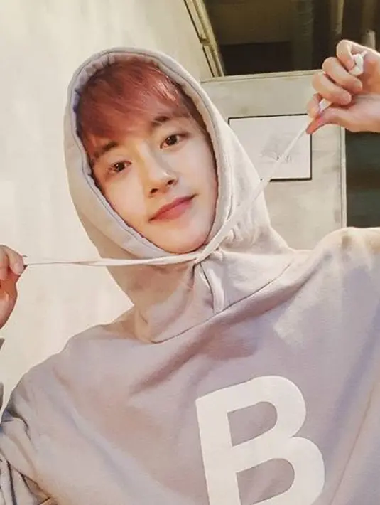Leader grup 100%, Minwoo ditemukan dalam keadaan tidak bernyawa di kediamannya daerah Gangnam, Seoul. Pria berusia 33 tahun itu meninggal dunia karena serangan jantung. (instagram.com/sogogijusey)