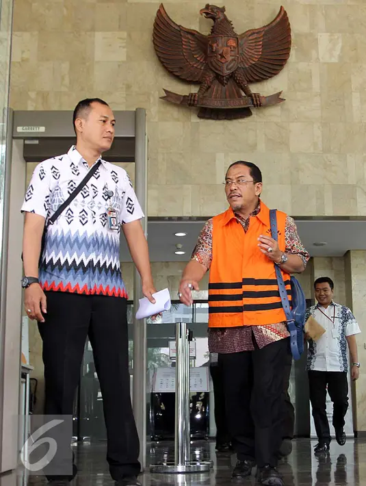 Mantan Walikota Makassar Ilham Arief Sirajuddin berjalan keluar Gedung KPK, Jakarta, Jumat (4/9). Ilham diperiksa sebagai saksi terhadap tersangka Dirut PT Traya Tirta Makassar Hengky Widjaja terkait kasus korupsi PDAM Makassar.(Liputan6.com/Helmi Afandi)