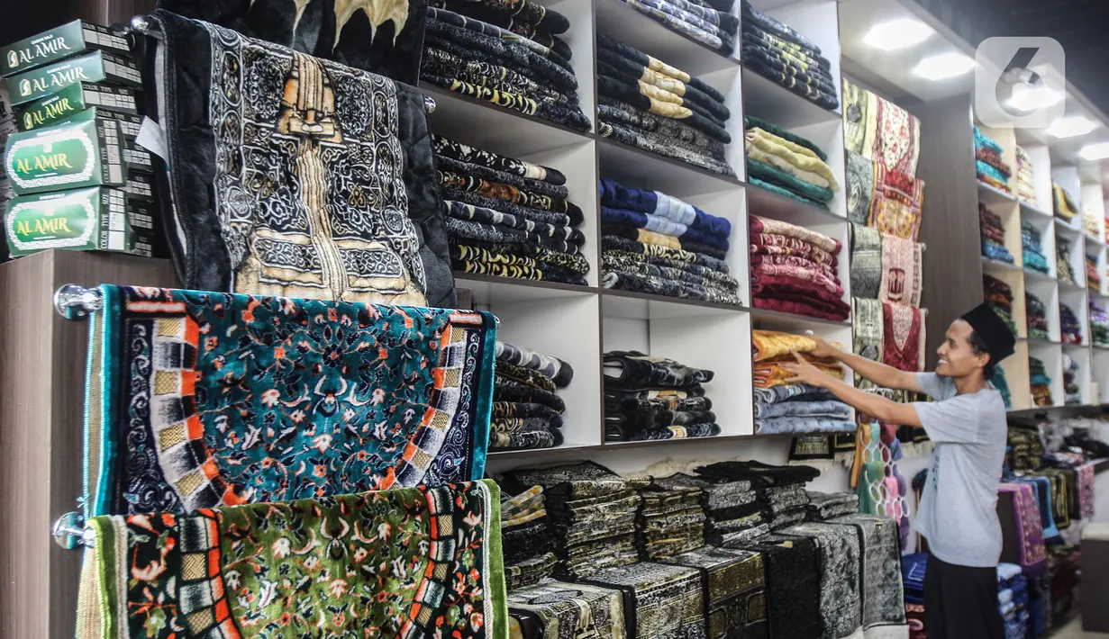 Menurut salah satu pedagang omzet pesanan baju muslim meningkat 50 persen. (Liputan6.com/Johan Tallo)