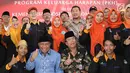 Ketua Komisi VIII DPR, M Ali Taher, Dirjen Perlindungan dan Jaminan Sosial, Harry Hikmat dan jajaran staf Program Keluarga Harapan foto bersama di Desa Cikuya Kabupaten Tanggerang, Jumat (28/9). (Liputan6.com/HO/Agus)