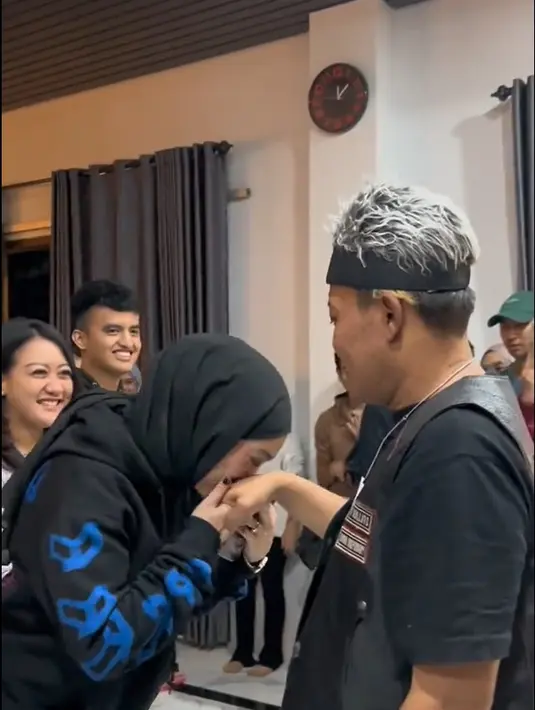 Selesai tiup lilin Santyka lantas mencium tangan dan cipika-cipiki. Santyka juga membawa kado untuk kekasihnya. [TikTok/pkmanagement]