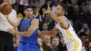 Pemain Dallas Mavericks, Seth Curry (kiri) mencoba melewati hadangan pemain Warriors, Stephen Curry (kanan) pada laga NBA basketball game  di Oakland, California, (30/12/2016). Warriors menang 108-99. (AP/Tony Avelar)
