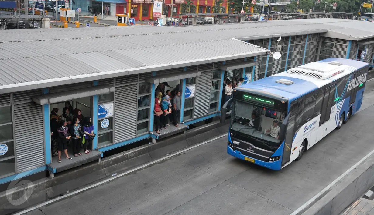 Bus Transjakarta melintas di Jalan Hayam Wuruk, Jakarta Pusat, Kamis (26/4). Target itu akan dilakukan dengan upaya penambahan armada dan pemanfaatan rute serta integrasi dengan moda transportasi lain. (Liputan6.com/Yoppy Renato)