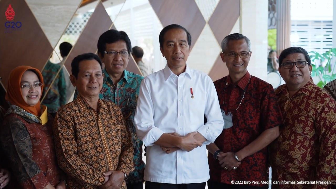Presiden Jokowi Bersama Teman-temannya
