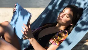 Berjemur pada pagi hari membantu tubuh menghasilkan vitamin D secara alami. (foto: jcomp/freepik)