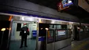 Petugas keamanan mengenakan masker saat berdiri di kereta bawah tanah di Beijing, China, Senin (17/2/2020). Wabah virus corona atau COVID-19 membuat warga kota berpopulasi 21,5 juta jiwa ini tidak banyak beraktivitas di luar rumah. (AP Photo/Andy Wong)