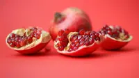 Buah delima. (dok Unsplash/Sahand Babali)