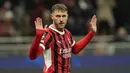Pemain AC Milan, Santiago Gimenez menolak melakukan selebrasi setelah mencetak gol ke gawang Feyenoord dalam laga leg 2 play off Liga Champions 2024/2025 di San Siro, Milan, Italia, Rabu (19/02/2025) dini hari WIB. (AP Photo/Luca Bruno)