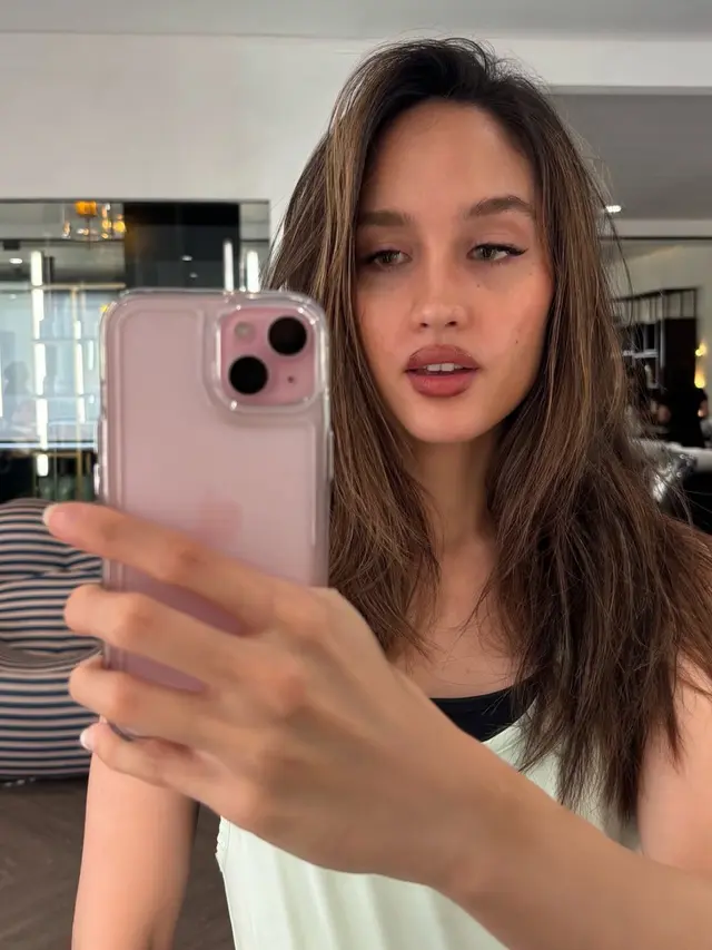 Cinta Laura saat proses potong rambut. [@claurakiehl]