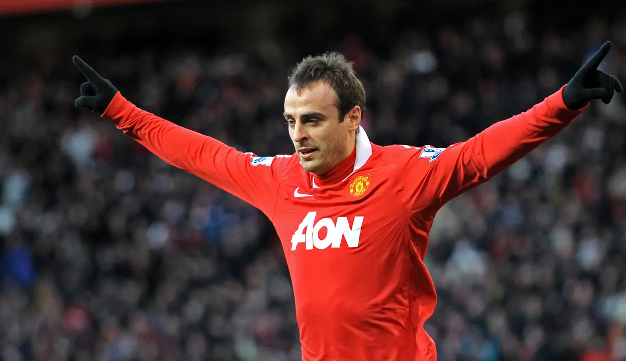 Dimitar Berbatov - Pemain asal Bulgaria ini ditebus MU dari Tottenham pada 2008 dengan biaya 34 juta pounds atau sekira Rp667 miliar. Selama empat musim 2008-2012 membela Manchester United, ia telah mengemas 56 gol dan mempersembahkan enam gelar termasuk dua trofi Liga Inggris. (AFP/Andrew Yates)