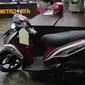 Barang bukti berupa motor diperlihatkan dalam jumpa pers di Mapolda Metro Jaya Jakarta, Sabtu (10/10). Polda Metro Jaya menetapkan Agus alias A sebagai tersangka pembunuhan bocah yang ditemukan tewas didalam kardus di Kalideres.(Liputan6.com/Angga Yuniar)