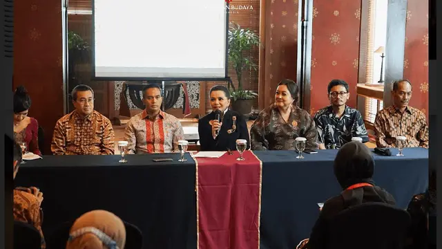 Dalam rangka HUT ke-57 ASEAN, Kemenko Perekonomian RI bersama WBI Foundation mempersembahkan 'Batik Kolaborasi dari Indonesia untuk ASEAN'.