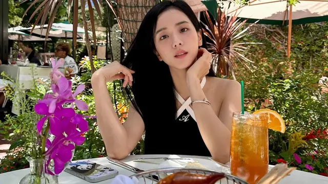 Intip potret outfit casual Jisoo Blackpink di Paris.