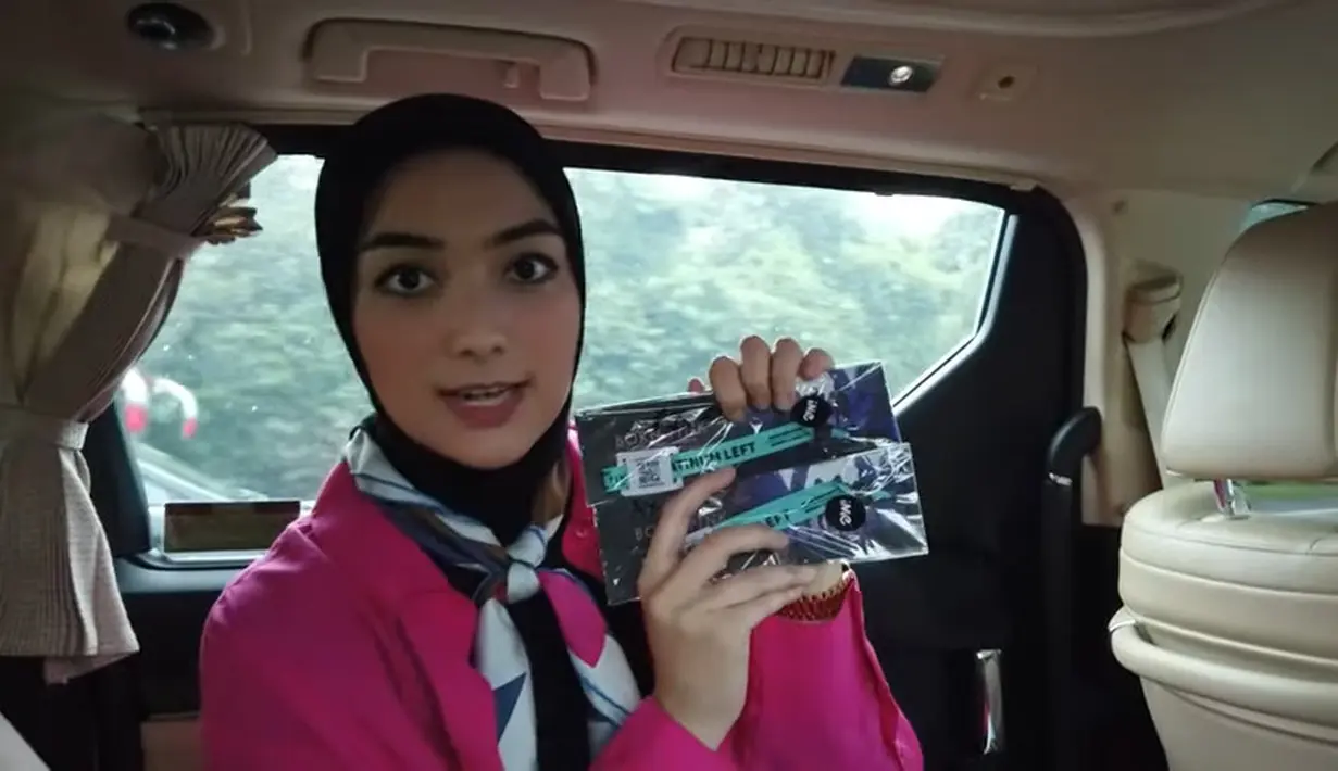Didalam mobil, ia menyesuaikan dandanannya sebagai Blink sebutan dari penggemar grilband asal Korea Selatan. Citra menunjukkan tiket kategori Platinum. [Youtube/Ciky Citra Rezky]