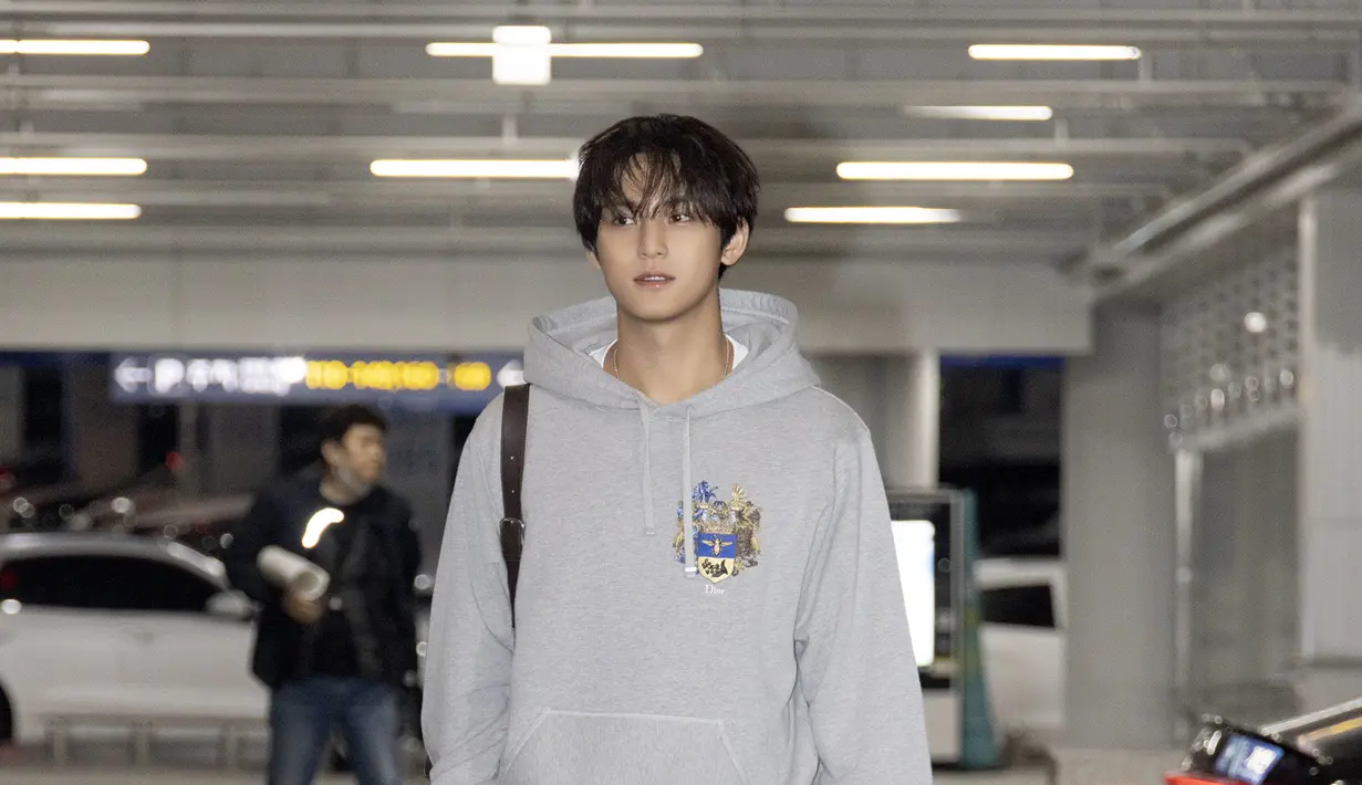Jelang keberangkatannya, Mingyu Seventeen tampil santai dan effortless bernuansa abu-abu [Dior]