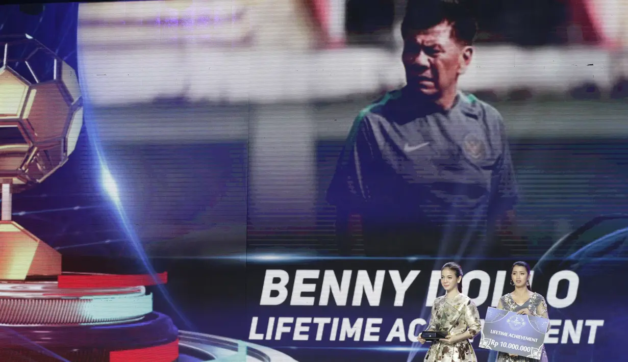 Legenda hidup sepak bola Indonesia, Benny Dolo, menerima penghargaan lifetime achivement pada Indonesian Soccer Awards 2019 di Studio Indosiar, Jakarta, Jumat (10/12). Acara ini diadakan oleh Indosiar bersama APPI. (Bola.com/M Iqbal Ichsan)