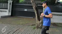 Cawagub DKI, Sandiaga Uno lari pagi mengelilingi tempat pemungutan suara (TPS) di sekitar rumahnya di Selong, Kebayoran Baru, Jakarta, Rabu (19/4). Sandiaga berolahraga sebelum memberikan hak suaranya dalam Pilkada DKI 2017. (Liputan6.com/Helmi Afandi)