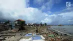 Warga memandang ke arah laut usai tsunami menerjang Kampung Sumur, Ujung Kulon, Banten, Selasa (24/12). Kampung Sumur yang dihuni ratusan nelayan luluh lantak disapu tsunami. (Merdeka.com/Arie Basuki)