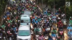Kendaraan terjebak kemacetan di Jalan Jenderal Ahmad Yani, Jakarta, Selasa (2/4). Hujan deras yang mengguyur Jakarta menyebabkan sejumlah jalan tergenang banjir hingga mengakibatkan kemacetan. (Liputan6.com/JohanTallo)