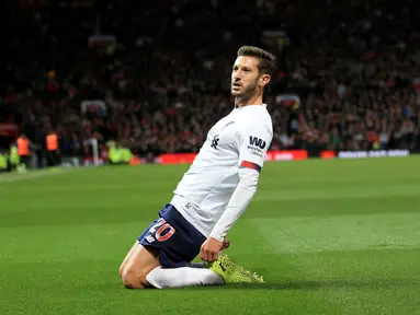 Gelandang Liverpool Adam Lallana melakukan selebrasi usai mencetak gol ke gawang Manchester United (MU) pada pertandingan Liga Inggris di Stadion Old Trafford, Manchester, Inggris, Minggu (20/10/2019). Gol Lallana menyelamatkan Liverpool dari kekalahan dengan hasil akhir 1-1. (AP Photo/Jon Super)