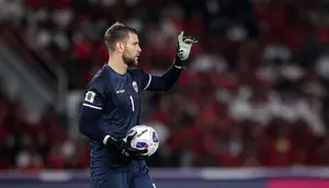Kiper&nbsp;Timnas Indonesia,&nbsp;Maarten Paes, saat melawan Australia pada laga kedua Grup C Kualifikasi Piala Dunia 2026 Zona Asia di Stadion Utama Gelora Bung Karno (SUGBK), Jakarta Pusat, pada Selasa (10/9/2024). (Bola.com/Bagaskara Lazuardi)