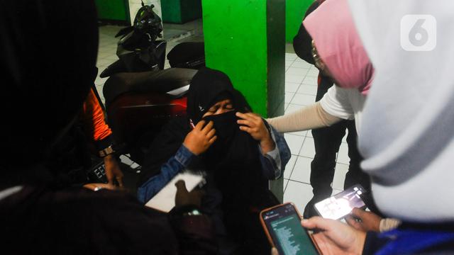 Tangis Histeris Orang Tua Sambut Siswa SMK Lingga Kencana yang Selamat