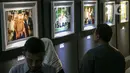Pengunjung melihat-lihat foto pada pameran Satu Dekade Haul Presiden ke IV Republik Indonesia KH Abdurrahman Wahid atau Gus Dur di Kantor DPP PKB, Jakarta, Rabu (15/1/2020). Pameran sekaligus lomba foto ini diikuti oleh puluhan fotografer dari seluruh Indonesia. (Liputan6.com/Faizal Fanani)