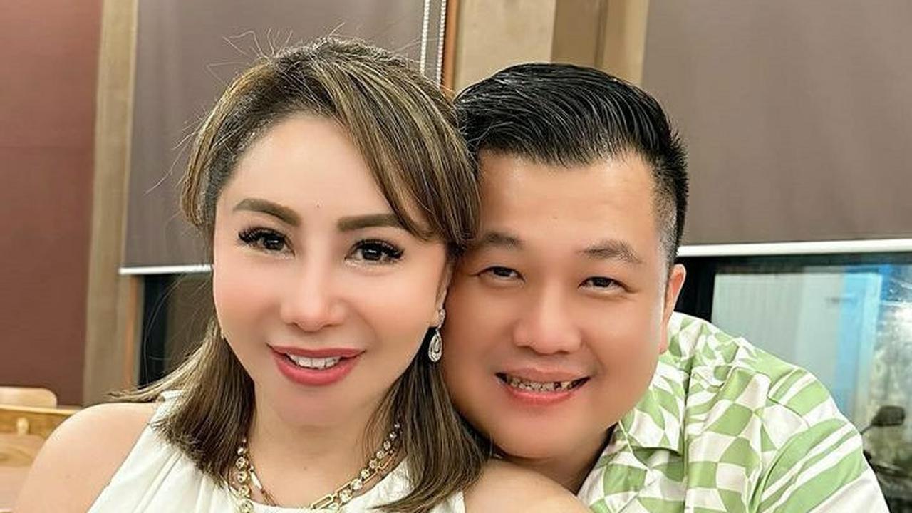 Sang Suami Berikan Kue Ulang Tahun