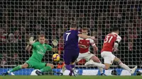 Proses terjadinya gol yang dicetak gelandang Liverpool, James Milner, ke gawang Arsenal pada laga Premier League di Stadion Emirates, London, Minggu (3/11). Kedua klub bermain imbang 1-1. (AFPDaniel Leal-Olivas)