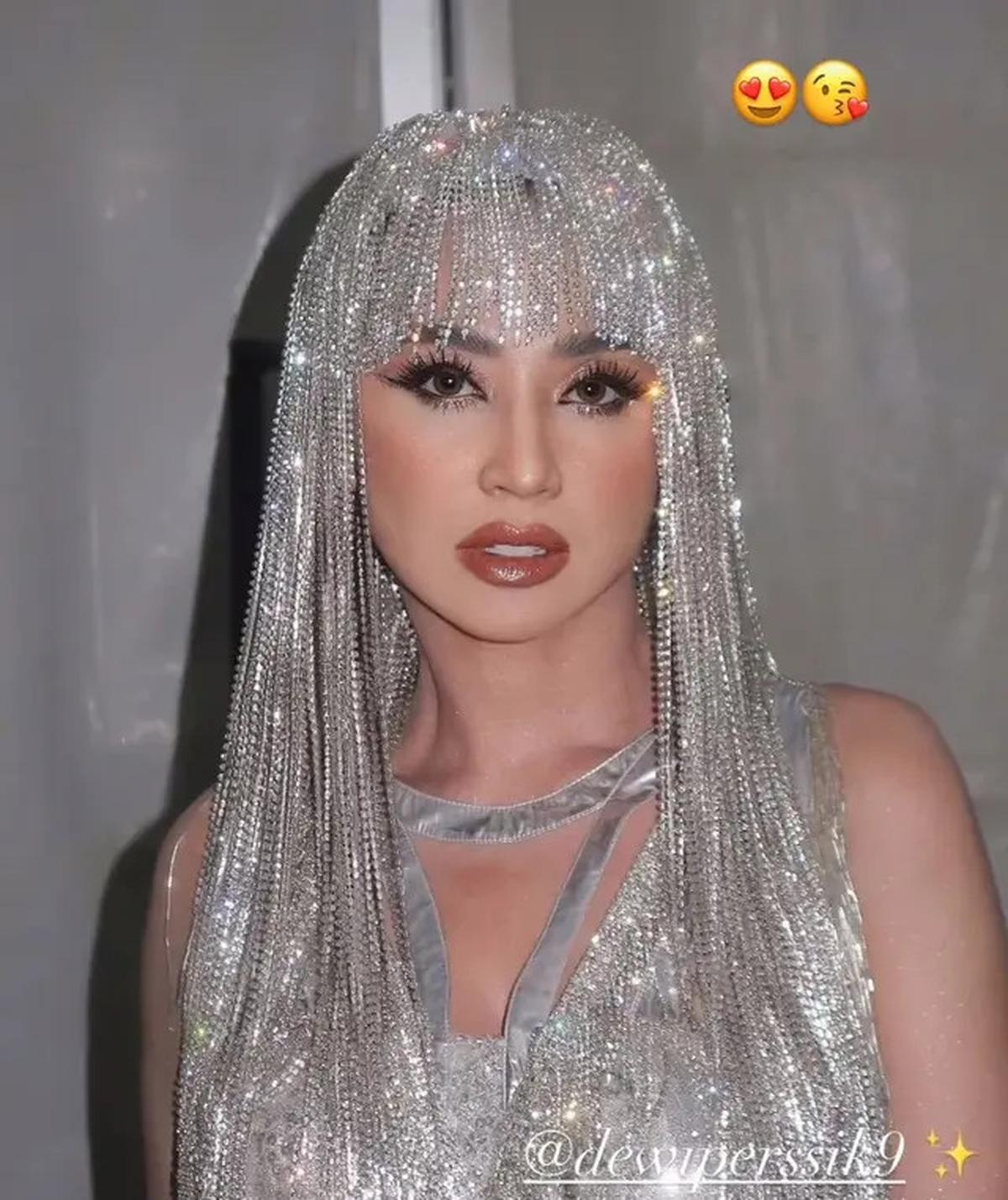 7 Potret Dewi Perssik Pakai Gaun Perak, Mahkotanya Bak Rambut Cleopatra