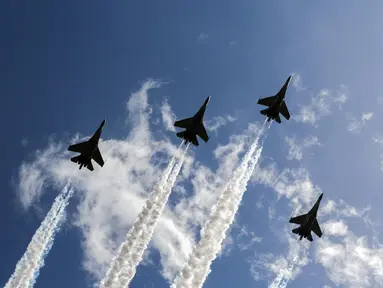 Atraksi fly pass jet tempur menghiasi langit lapangan serah terima jabatan Panglima TNI di Mabes TNI Cilangkap, Jakarta, Sabtu (9/12). Jenderal Gatot Nurmantyo resmi menyerahkan tongkat komando ke Marsekal Hadi Tjahjanto. (Liputan6.com/Faizal Fanani)